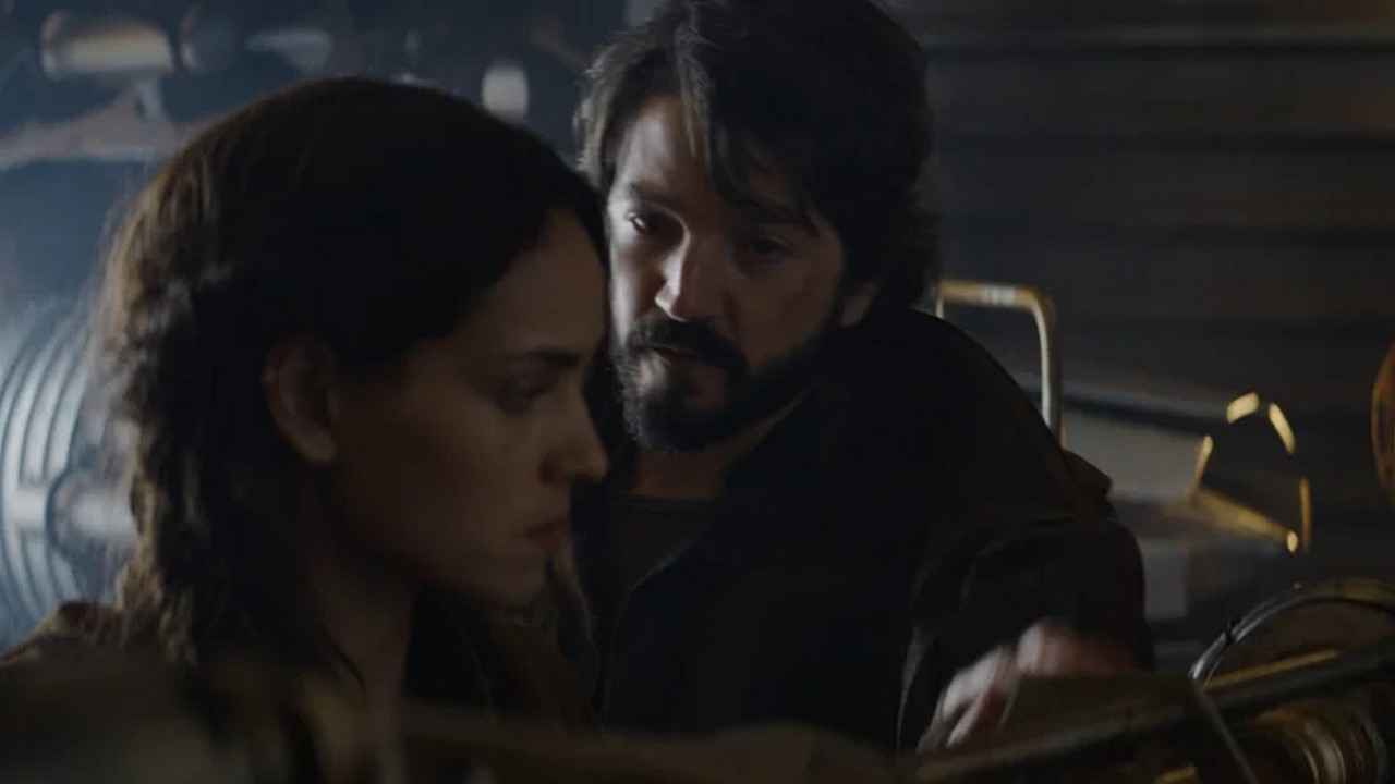 کاسیان با دوست مکانیکش بیکس در سریال "اندور" (۲۰۲۲-۲۰۲۵) صحبت می‌کند