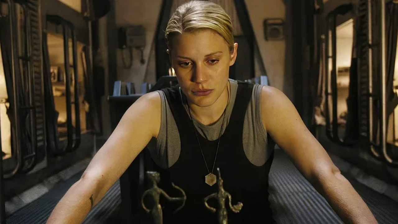 کارا "استارباک" تراس پشت کنترل‌ها در سریال "بتل‌استار گالاکتیکا" (۲۰۰۳-۲۰۰۹)