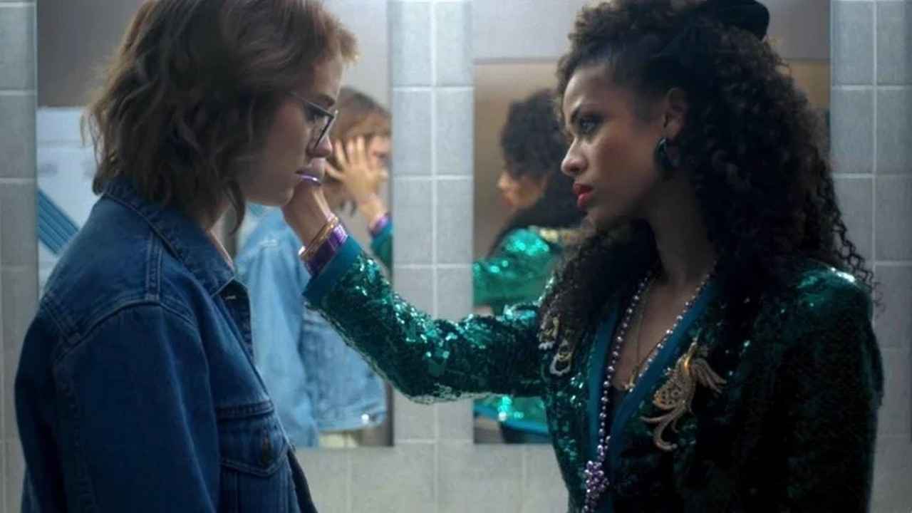 یورکی و کلی در حمام در اپیزود "سن جونیپرو" (۲۰۱۶) صحبت می‌کنند