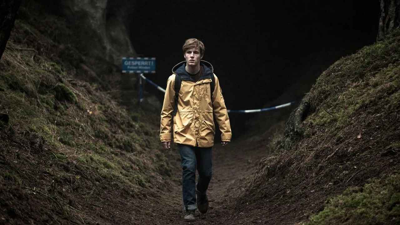 یوناس از غاری در سریال "دارک" (۲۰۱۷-۲۰۲۰) خارج می‌شود