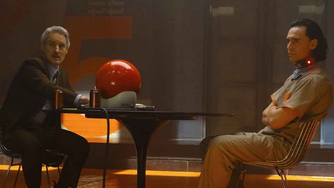 موبیوس در حال بازجویی از لوکی در سازمان تباین زمانی در سریال "لوکی" (۲۰۲۱-۲۰۲۳)