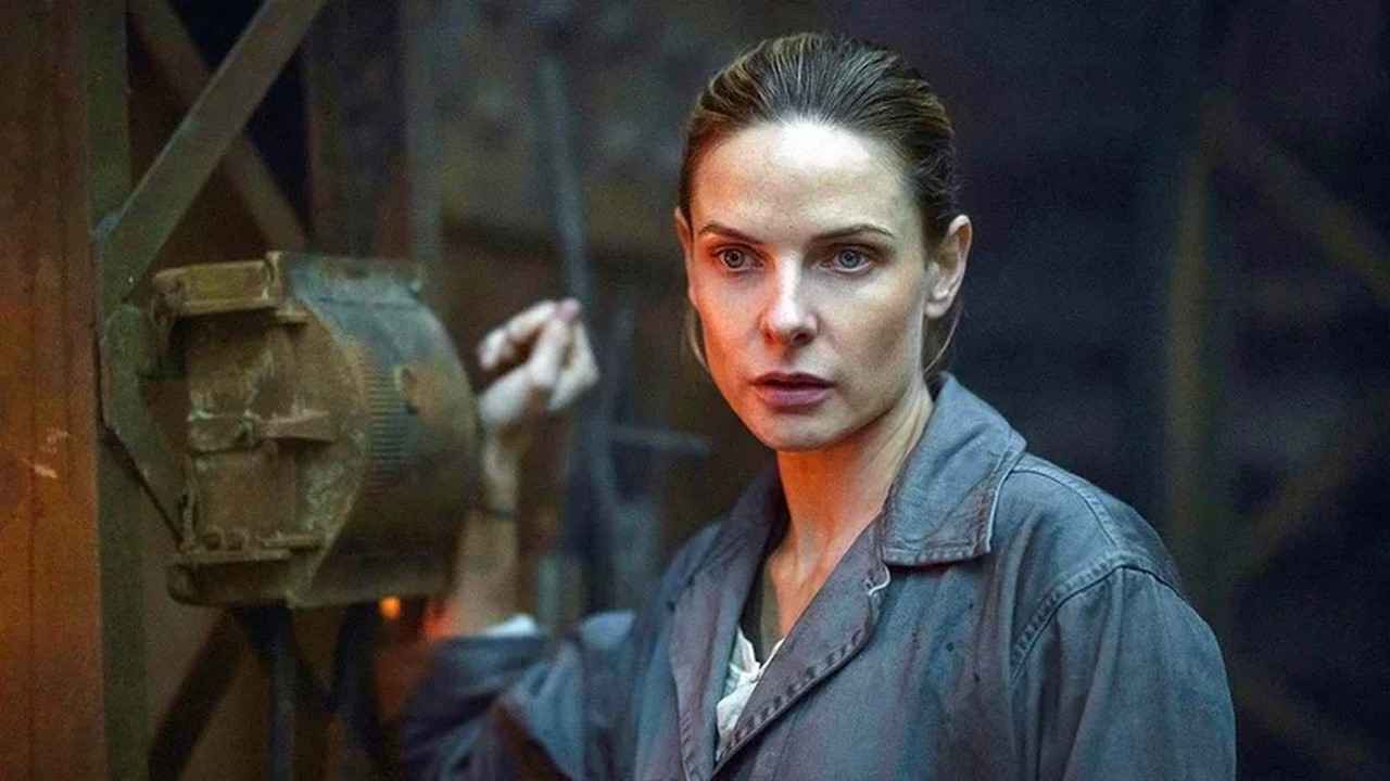 ژولیت کنار ماشین‌آلات در سریال "سیلو" (۲۰۲۳-تاکنون)