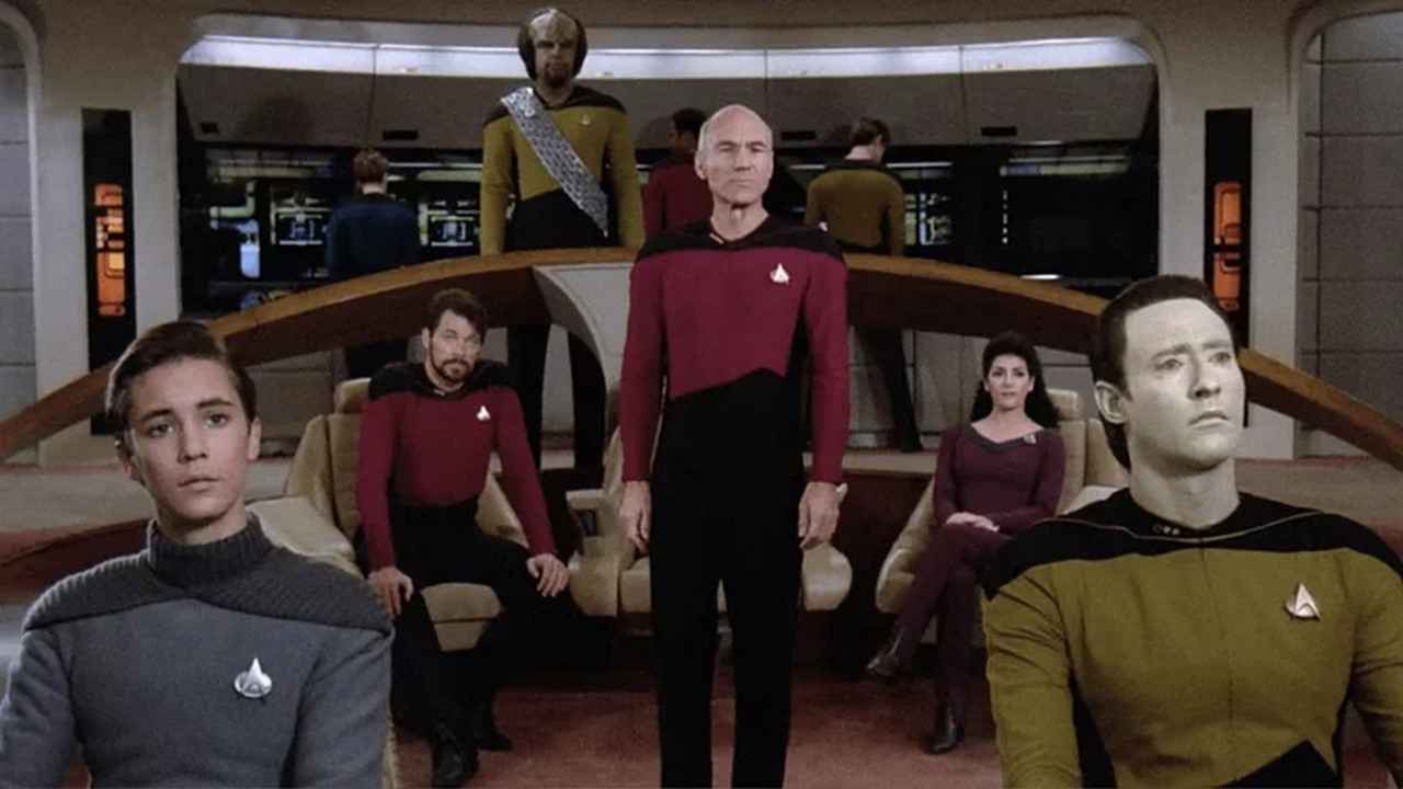 خدمه اینترپرایز روی پل فرماندهی در سریال "پیشتازان فضا: نسل بعدی" (۱۹۸۷-۱۹۹۴)