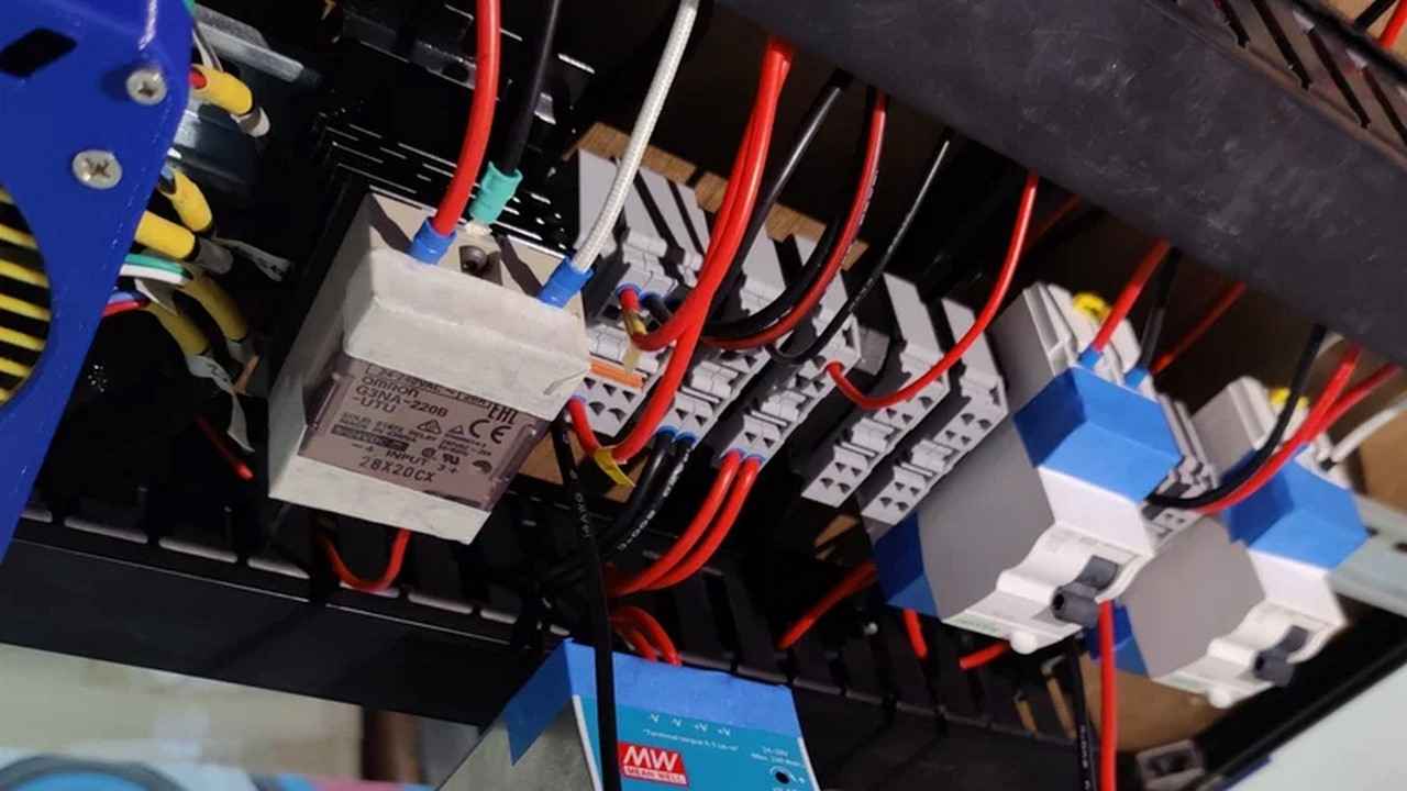 کابل‌های الکتریکی با اندازه‌های مختلف داخل محفظه الکترونیکی یک پرینتر سه‌بعدی