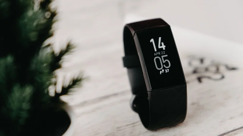 یک ردیاب ورزشی در حال نمایش زمان