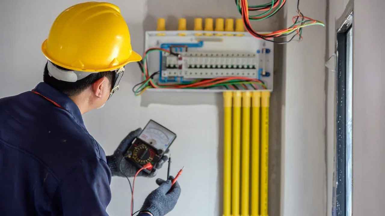 یک برقکار که افت ولتاژ را در یک پانل الکتریکی باز اندازه‌گیری می‌کند