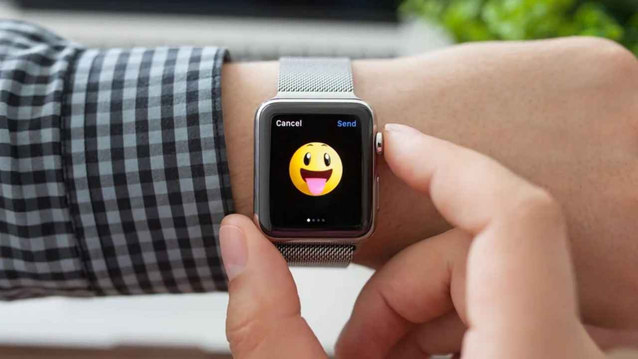 دست مرد با اپل واچ و شکلک خندان روی صفحه.