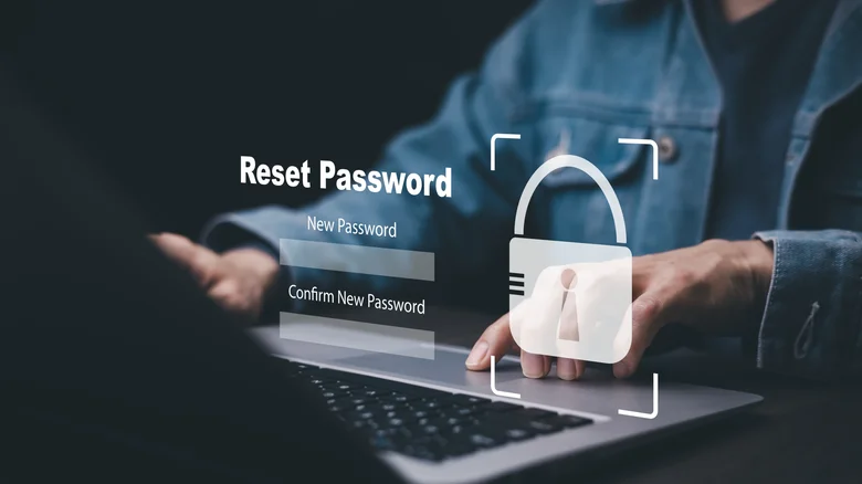 فردی در حال بازنشانی رمز عبور روی لپ‌تاپ